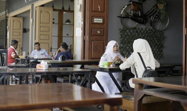 منطقة إندونيسية تمنع اختلاط الجنسين لتناول الطعام