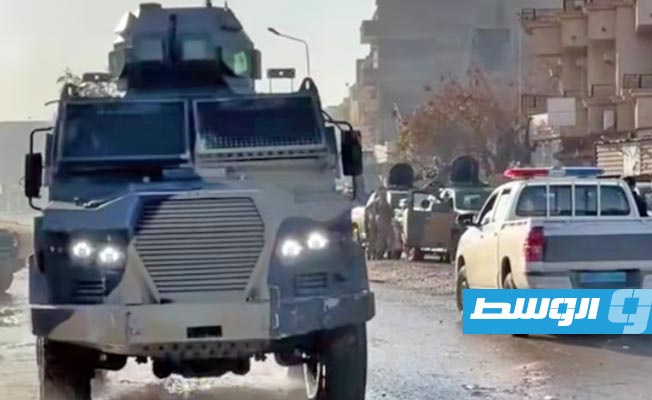 قوة من الجيش والشرطة تداهم حيين شهيرين في بنغازي وتقبض على مروجي مخدرات وخمور