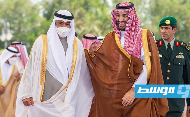 بن سلمان لدى استقباله الرئيس الإماراتي في مطار جدة. 16 يوليو 2022. (واس)