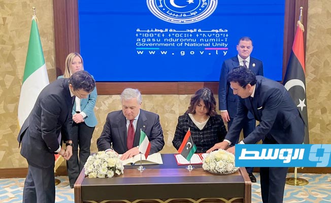 تاياني خلال توقيع اتفاق تسليم الزوارق مع المنقوش، طرابلس، 28 يناير 2023 (حساب الوزير الإيطالي على تويتر)