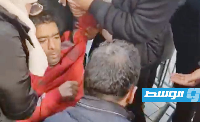 متظاهر مغمى عليه خلال تظاهرات إحياء للثورة التونسية. (الإنترنت)