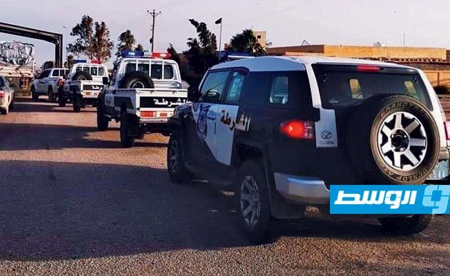 سيارة شرطة ترافق شاحنات الوقود في الطريق من غريان إلى طرابلس. (المجلس البلدي غريان)