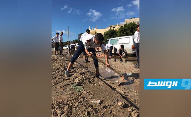 بالصور.. كشافة بنغازي تزيل آثار الأمطار من الشوارع