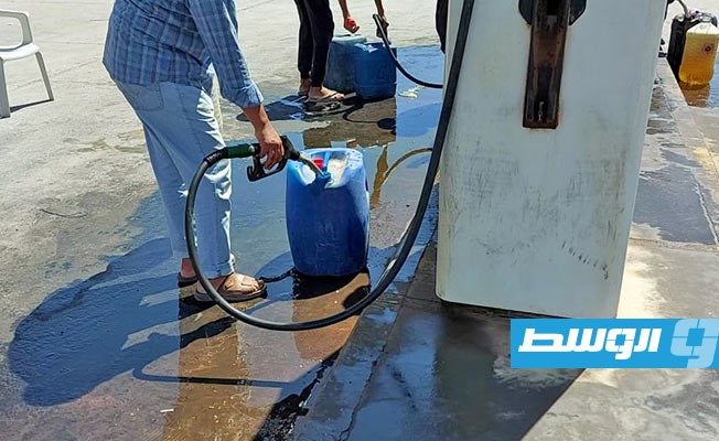 أحد المواطنين يتزود بالوقود من إحدى المحطات في بني وليد. (الإنترنت)
