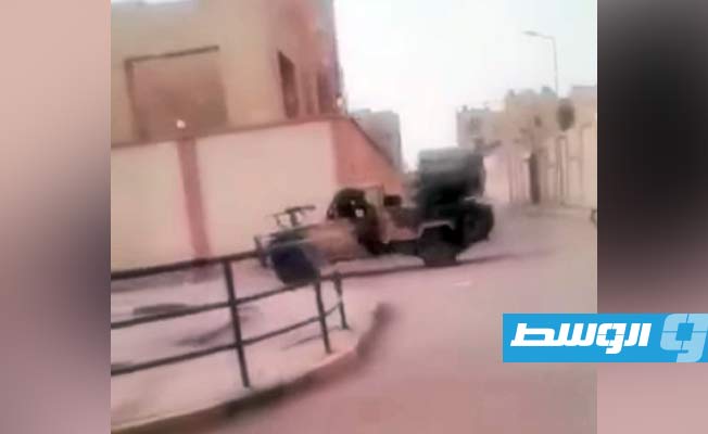 لقطة مثبتة من مقطع فيديو متداول لقوات عسكرية تحاصر مبنى محكمة سبها. (فيسبوك)