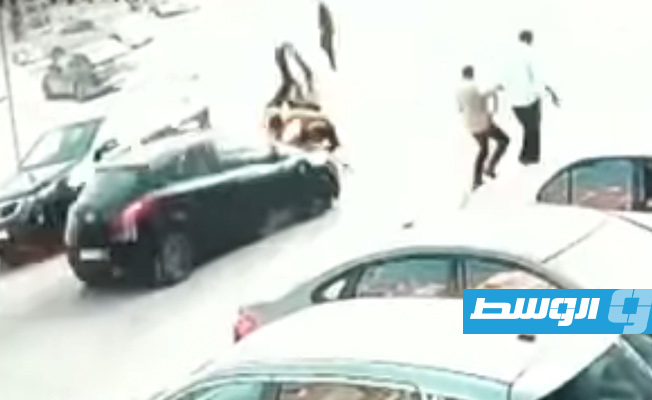 شاهد.. إصابة في اصطدام سيارة بدراجة بخارية في طرابلس