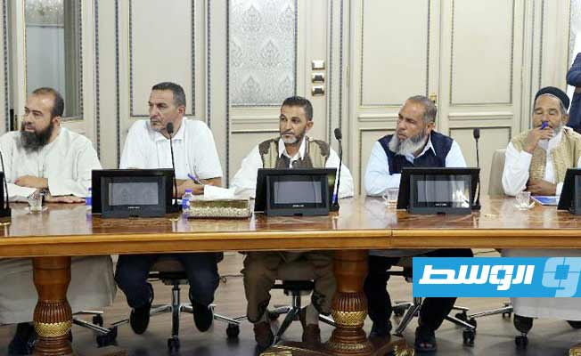 رئيس حكومة الوحدة الوطنية الموقتة، عبدالحميد الدبيبة، يستقبل أعيان وحكماء سوق الجمعة والنواحي الأربعة. (منصة حكومتنا على فيسبوك)