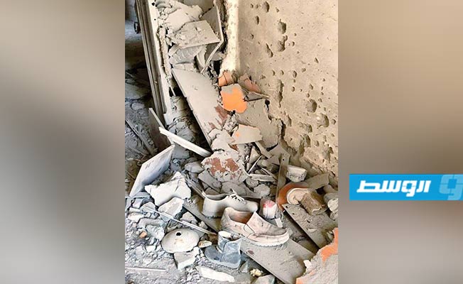 آثار الدمار الذي خلفته هجمات بصواريخ جراد على أحياء سكنية بطريق المطار. (الإنترنت)
