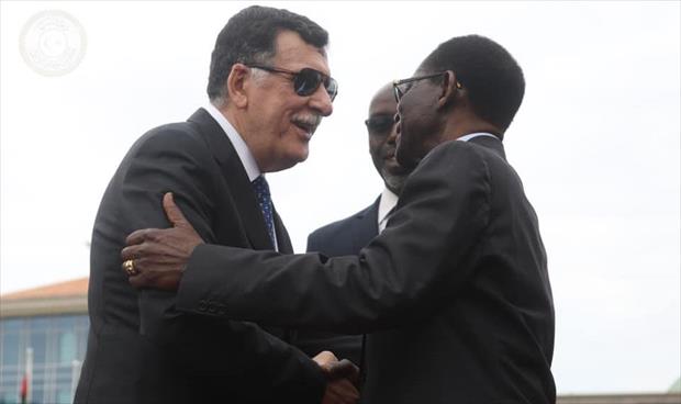 السراج يجري محادثات مع رئيس غينيا حول الأزمة الليبية