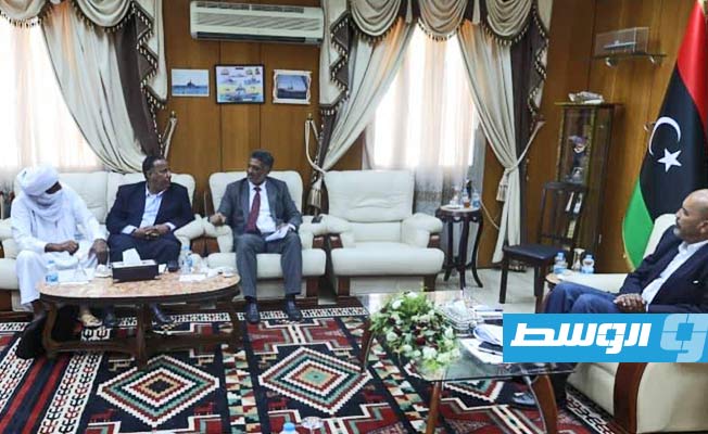 عضو المجلس الرئاسي موسى الكوني، مع أعيان منطقة «آوال», 4 أغسطس 2021. (المجلس الرئاسي)
