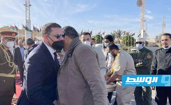 رئيس حكومة الوحدة الوطنية عبد الحميد دبيبة خلال استقباله أعضاء بملتقى الحوار السياسي بعد عودتهم إلى ليبيا. (شركة طيران البراق)