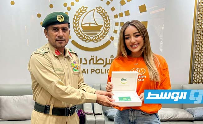 جميلة البداوي خلال تسلم بطاقة إسعاد من شرطة دبي (خاص لـ بوابة الوسط)