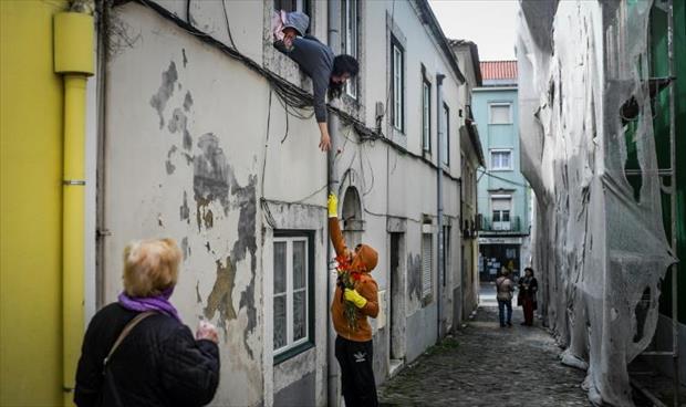 البرتغاليون يحتفلون بذكرى ثورة «القرنفل» من شرفات منازلهم بسبب قيود «كورونا»