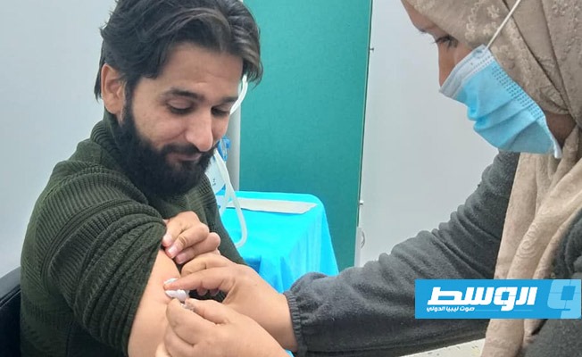 مواطن من شحات يتلقى تطعيم الإنفلونزا الموسمية، 18 نوفمبر 2020. (المكتب الإعلامي لإدارة الخدمات الصحية في بلدية شحات)
