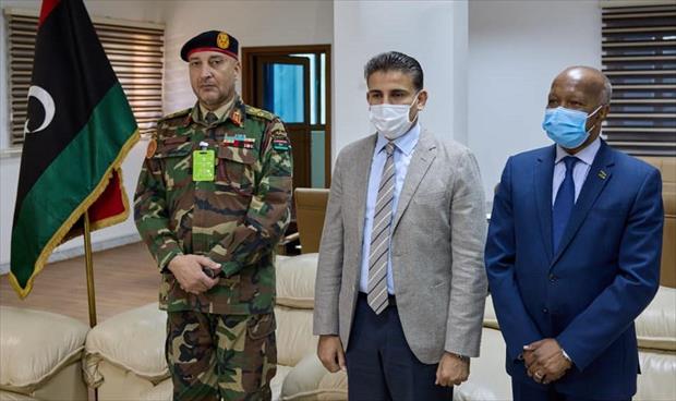وزير الدفاع بحكومة الوفاق يتوسط وزير العمل ورئيس الأركان خلال اجتماع الأربعاء. (وزارة الدفاع)