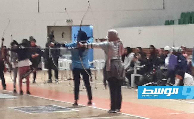 جانب من منافسات بطولة ليبيا للرماية بالقوس والسهم داخل الصالات. (إنترنت)