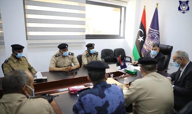 اجتماع العميد خالد مازن مع عدد من ضباط الشرطة بالمنطقة الجنوبية. (وزارة الداخلية)