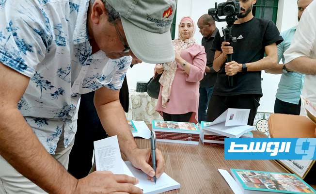حفل توقيع وجلسة حوارية مع الفنان عدنان معيتيق لمناقشة كتابه «رياحين» (تصوير: مهند سليمان)