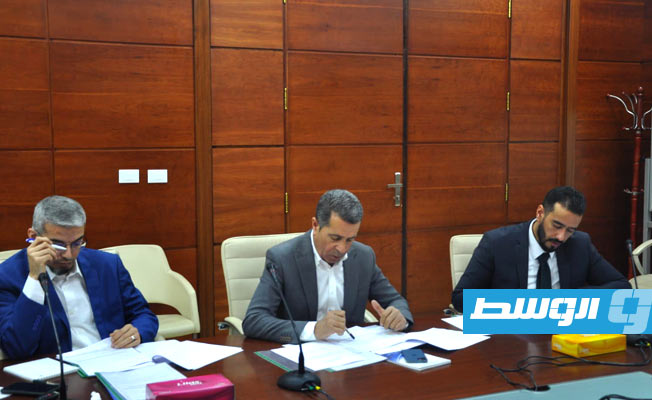 جانب من اجتماع وزير الإسكان بحكومة الدبيبة مع شركة الأشغال العامة في مصراتة. (وزارة الإسكان)