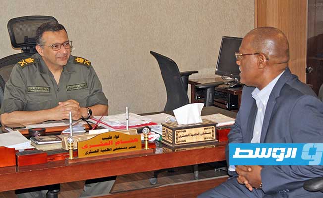 لقاء القائم بأعمال السفارة المكلف الدكتور عمر المشري مع مدير مستشفى الحلمية لواء طبيب هشام العشري.