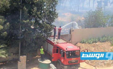 رجال الإطفاء التابعون للشركة خلال محاولتهم إخماد الحريق الناتج عن سقوط القذائف
