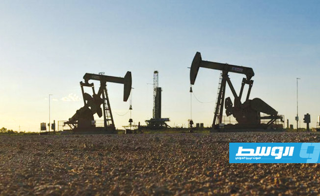 النفط يحقق مكاسب أسبوعية كبيرة بعد موافقة «أوبك+» على زيادة خفض الإنتاج