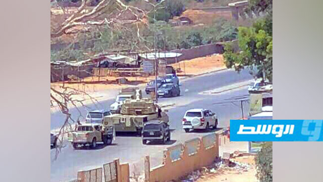 تحسبًا لأي هجوم على العاصمة.. إغلاق الطريق المؤدي إلى مطار طرابلس بسواتر ترابية
