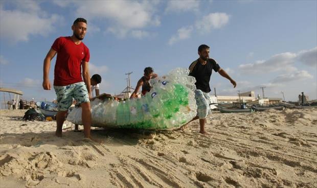 فلسطيني يصنع قارب صيد من عبوات بلاستيك