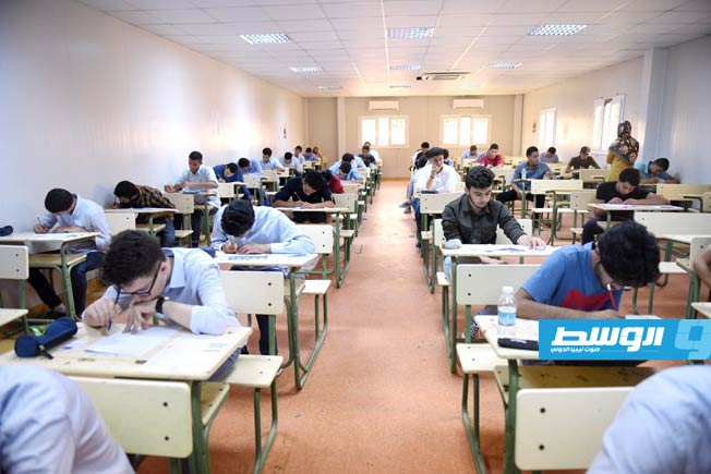 الطلاب يؤدون الامتحان في أحدى لجان الثانوية العامة. (وزارة التعليم بحكومة الوفاق)