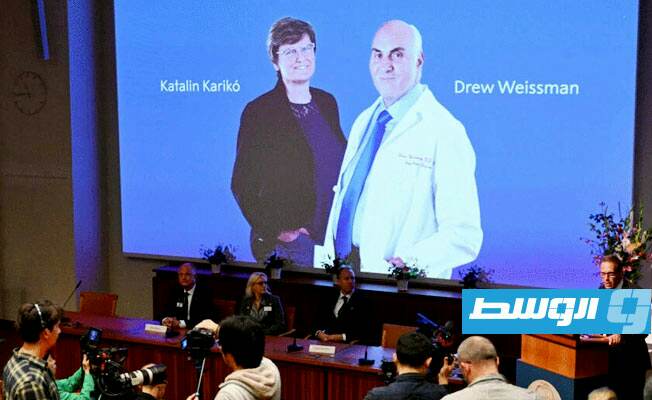 المجرية كاتالين كاريكو والأميركي درو وايزمان الفائزان بجائزة نوبل للطب ستوكهولم، 2 أكتوبر 2023. (أ.ف. ب)
