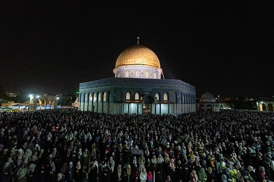 مصلون يحيون ليلة القدر في المسجد الأقصى، 28 أبريل 2022. (معاذ الخطيب، عبر وكالة أنباء وفا)