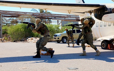 جانب من التمرين التعبوي لضباط القوات الخاصة، داخل قاعدة معيتيقة العسكرية (صفحة رئيس الأركان العامة على فيسبوك)