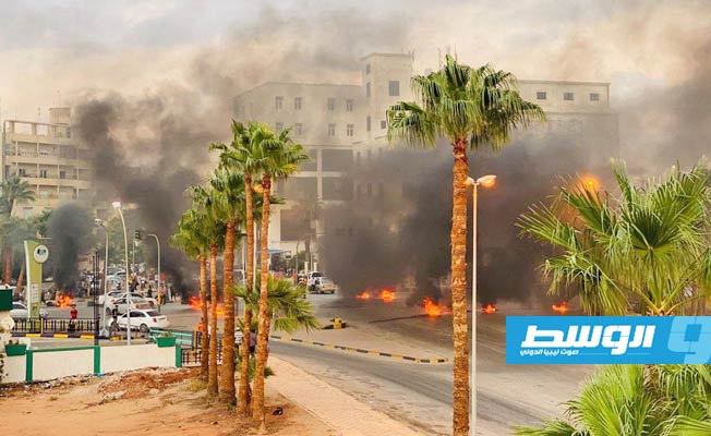 محتجون يضرمون النار في الإطارات ويغلقون شوارع في بنغازي، 10 سبتمبر 2020. (الإنترنت)