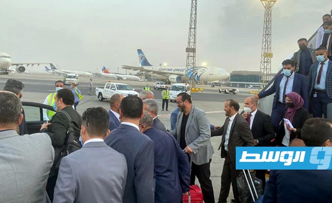 نزول الركبا من أولى رحلات الخطوط الأفريقية إلى مطار القاهرة، الخميس 30 سبتمبر 2021. (وزارة المواصلات)