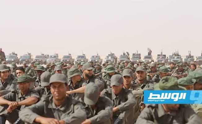 الاستعراض العسكري لـ«اللواء 128 معزز» التابع للقيادة العامة بمنطقة الجفرة. (صفحة الكتيبة 128 مشاة على فيسبوك)