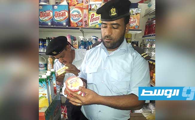 مواد غذائية صادرها الحرس البلدي خلال جولة تفتيشية في أجدابيا. (الإنترنت)