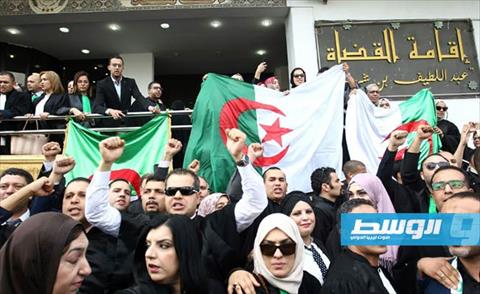 قضاة الجزائر يتظاهرون أمام المحكمة العليا في خامس أيام الإضراب
