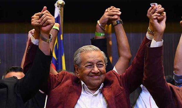المعارضة بقيادة مهاتير محمد تفوز بالانتخابات العامة في ماليزيا