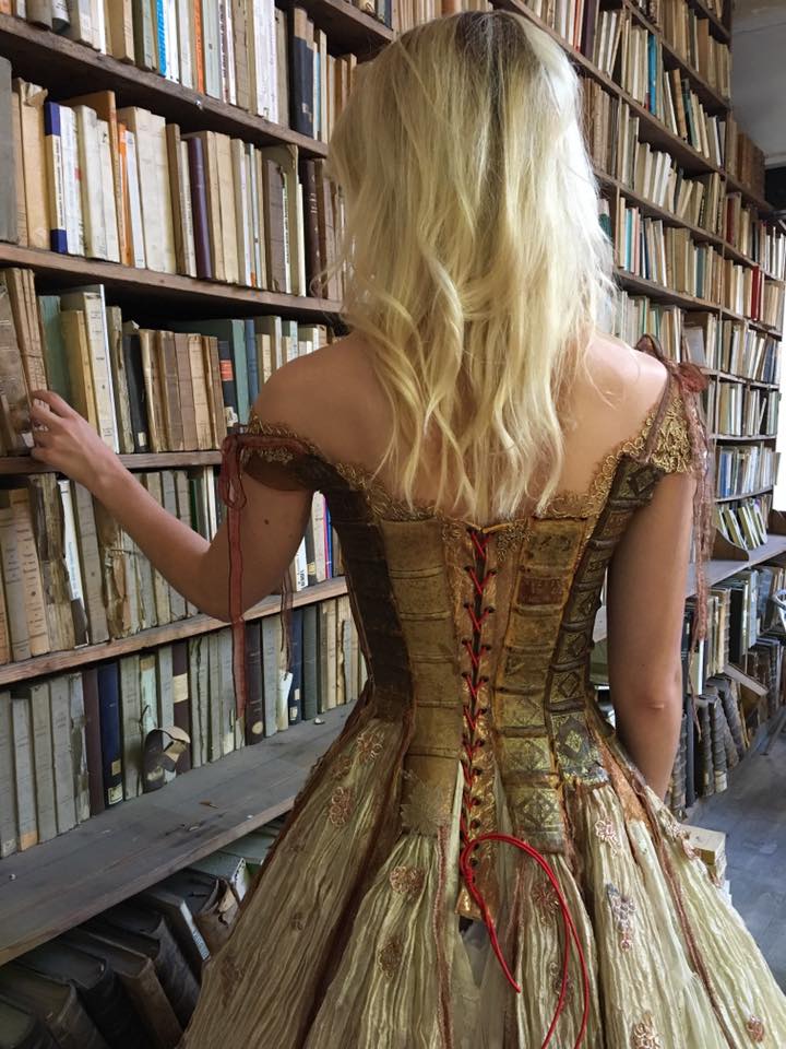 بالصور: فرنسية تصنع فستانًا من الكتب القديمة