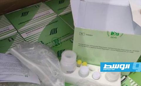 حفتر يدعم مركز بنغازي الطبي بـ3 آلاف من مواد استخلاص الحمض النووي للفيروسات