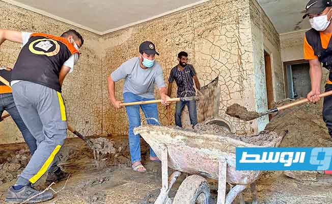 بدء تنظيف المنازل المتضررة من الفيضانات في درنة (صور)