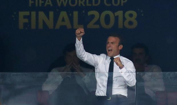 إيمانويل ماكرون محتفلًا بفوز منتخب فرنسا بكأس العالم، موسكو، 15 يوليو 2018 (الإنترنت)