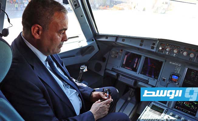 الشهوبي يتفقد طائرة الخطوط الليبية نوع إيرباص (A320) بمطار معيتيقة بعد صيانتها في تونس، الأحد 19 يونيو 2022. (وزارة المواصلات)