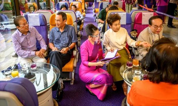 تايلانديون يحتسون القهوة في الطائرة بعدما حرمهم «كورونا» متعة السفر