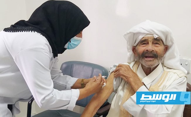 مواطن من شحات يتلقى تطعيم الإنفلونزا الموسمية، 18 نوفمبر 2020. (المكتب الإعلامي لإدارة الخدمات الصحية في بلدية شحات)