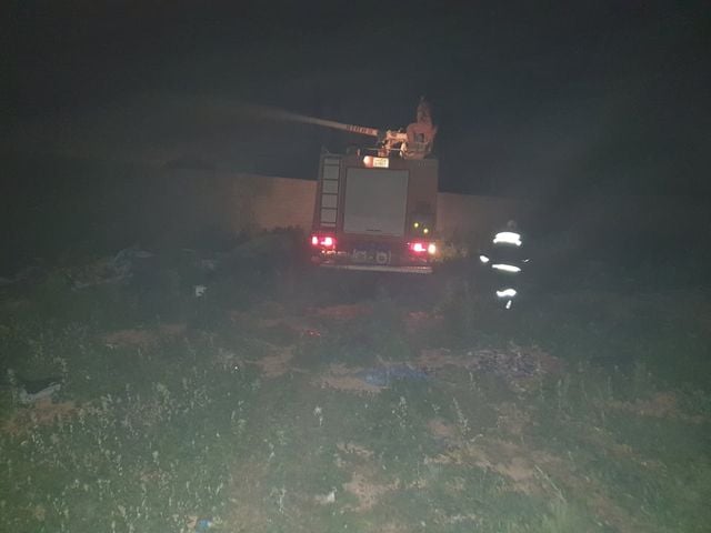 فريق الإطفاء أثناء إخماد النيران بمكب القمامة الملاصق لمحطة كهرباء جنوب طرابلس. (الشركة العامة للكهرباء)