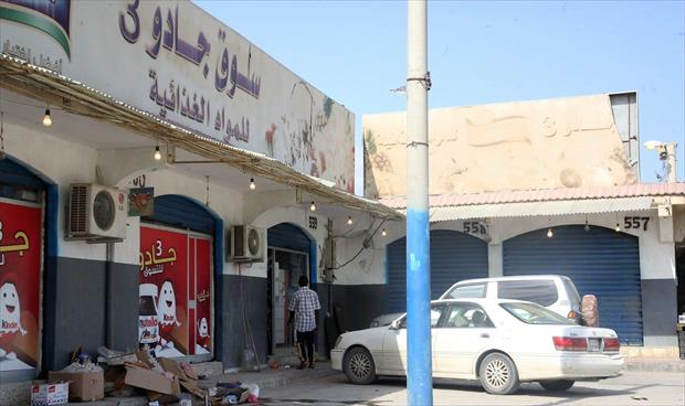 تشغيل إضاءات أمام أحد المحال في طرابلس