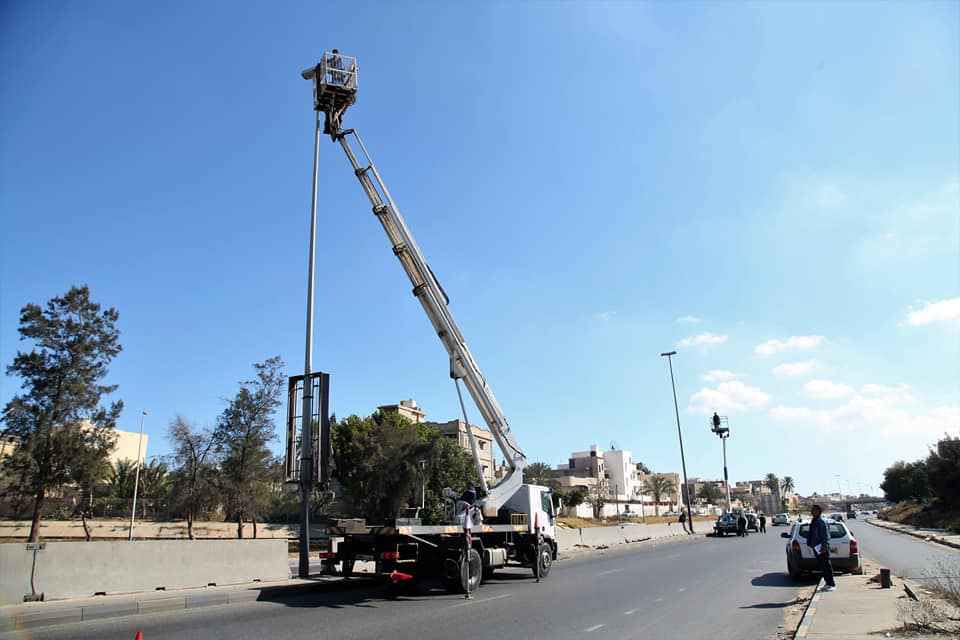 صيانة أعمدة الإنارة في الشوارع الرئيسية بمدينة طرابلس, 26 مارس 2021. (الشركة العامة للكهرباء)