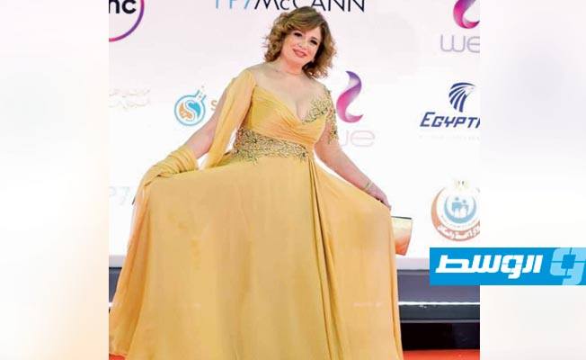 النجمة المصرية إلهام شاهين تطل في مهرجان القاهرة السينمائي بفستان من تصميم مصمم الأزياء الليبي أمجد خليل.(الوسط)