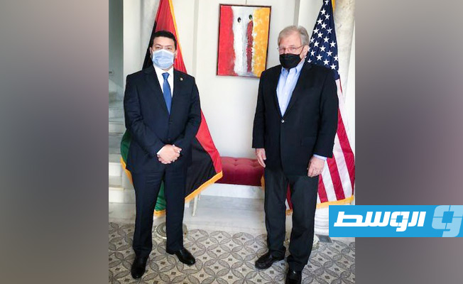 السفير الأميركي يلتقي الأمين العام لجمعية الهلال الأحمر الليبي في تونس